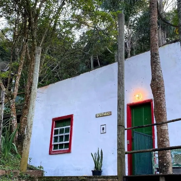 Chalé na floresta com varanda