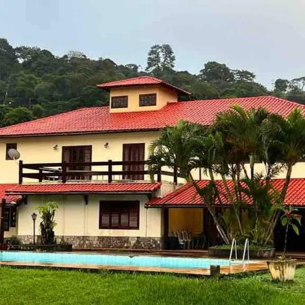 Sítio com 3 suítes +3 quartos, campo e piscina.