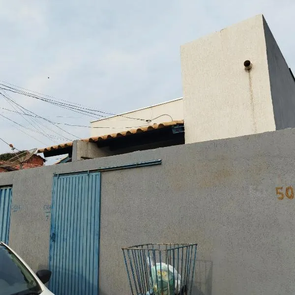 Casa kitnet Próx da Rodoviária c/ suite e ar condicionado entrada individual . Geladeira e cozinha básica. Garagem pra carro.